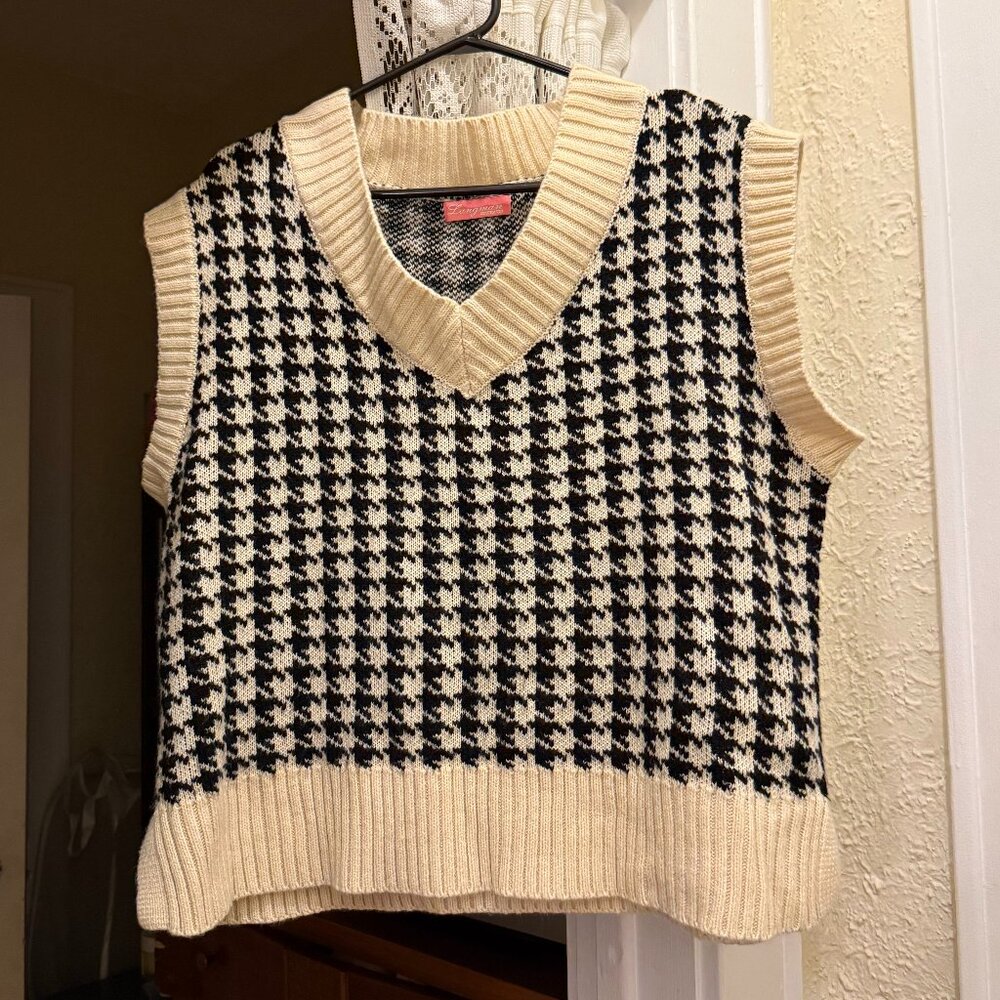 black beige houndstooth patterned vest